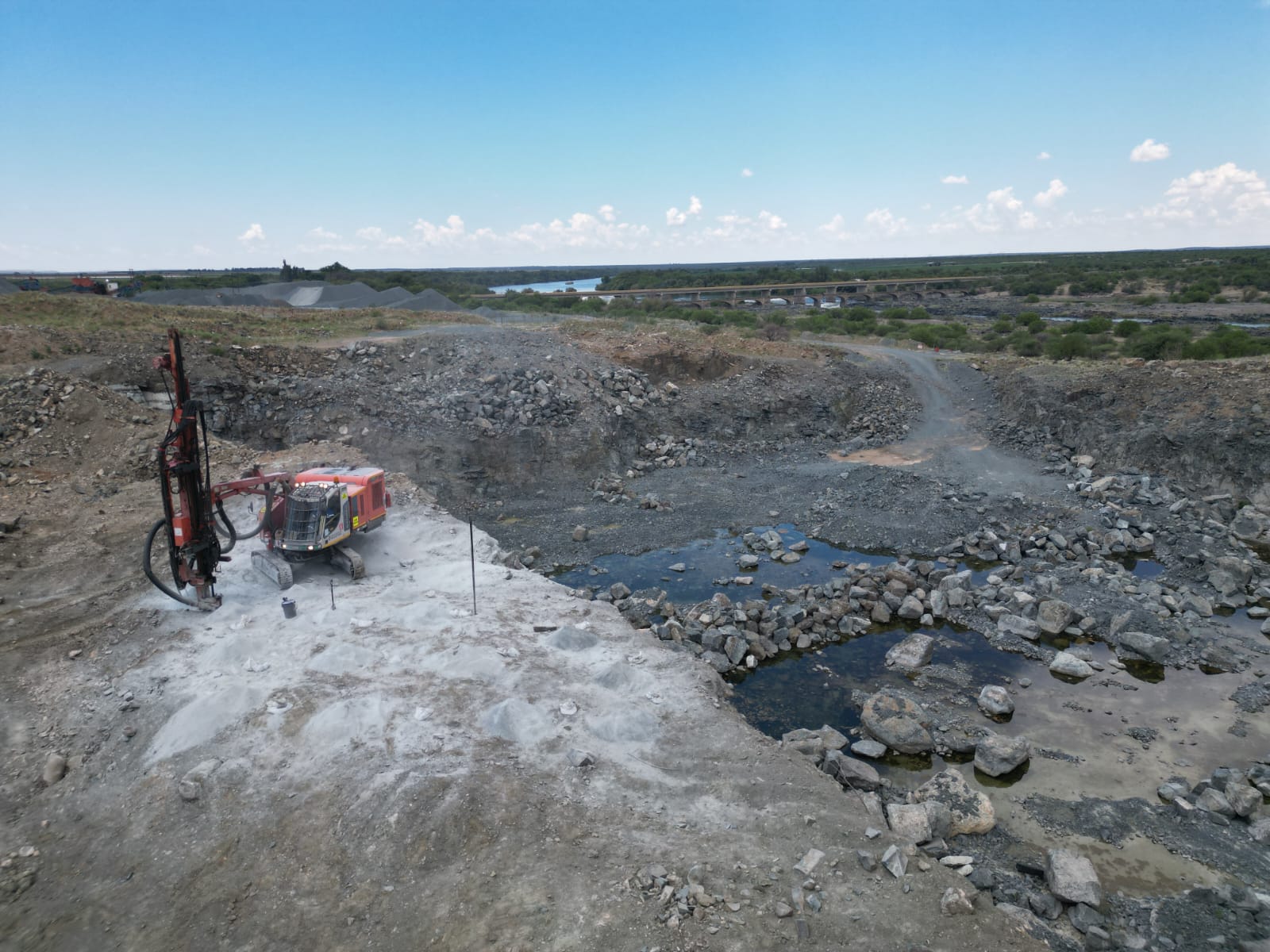 Electronic blasting near river and infrastructure - De Brug Quarry